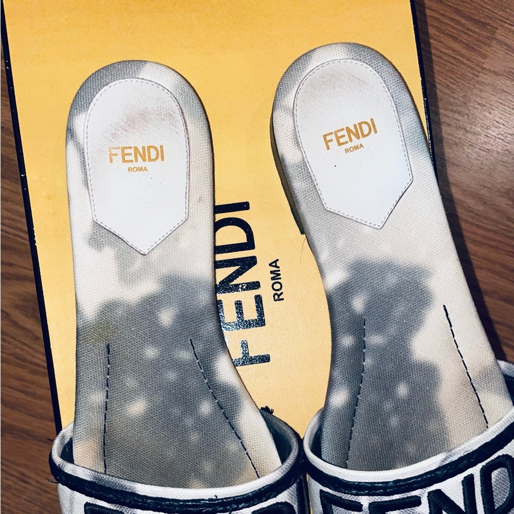 AUTHENTIC FENDI EMBROIDERED TIE-DYE CANVAS MULES BIANCO NERO. 
SIZE 38. - Picture 3 of 7